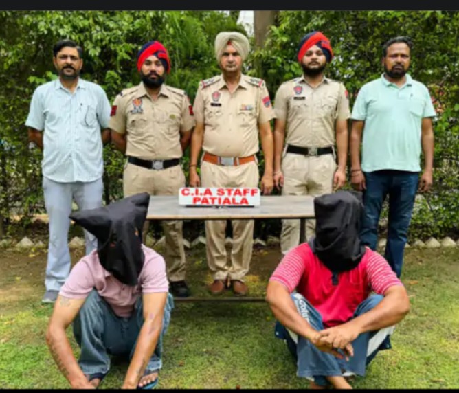 Police arrested two drug smugglers, with 2110 drug capsules.